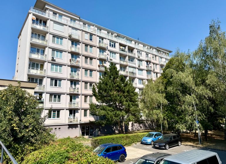 Na predaj 2 izbový byt, 47 m2, Bratislava, Nové Mesto, Piešťanská ul. - Bytový dom na Piešťanskej ulici v Bratislava - Nové Mesto obklopený zeleňou a parkoviskom.