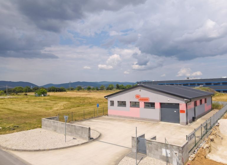 REZERVOVANÉ - Priemyselná budova NA PREDAJ - Nová Dubnica  - Priemyselná stavba v Novej Dubnici obklopená poľami a horami.