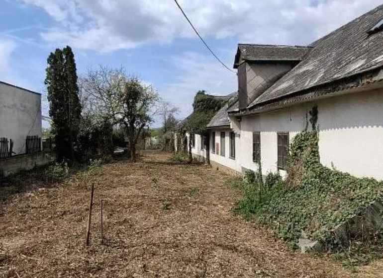 Starší rodinný dom s veľkým pozemkom, Devínska Nová Ves - Rodinný dom s vidieckym šarmom na Námestí 6 apríla, Bratislava - Devínska Nová Ves.