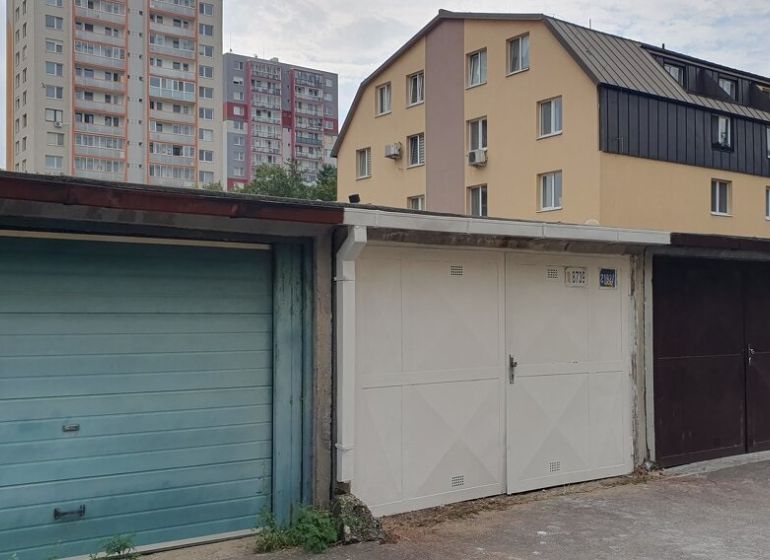 Garáž na ul. Plicková, Rača - Garáže na Plickovej ulici v Bratislave - Rači, panelák v pozadí.