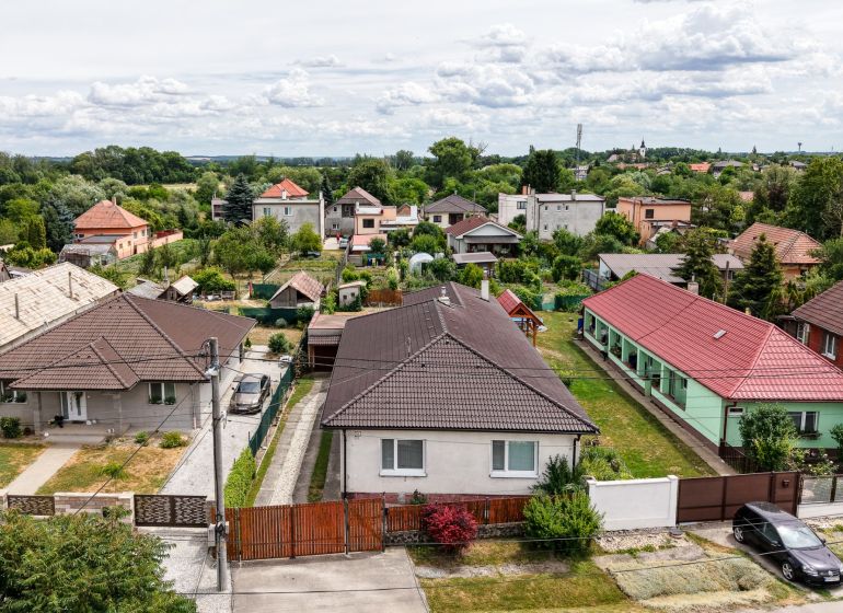 Priestranný 4 izbový rodinný dom po rekonštrukcii - Branč  - Pohľad na rodinné domy na Veľkoveskej ulici v obci Branč.