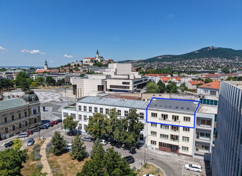 Výnimočné bývanie - Mezonet v úplnom centre Nitry  - Budova s 5 a viac izbovým bytom na Kúpeľnej ulici v Nitre, v popredí námestie.