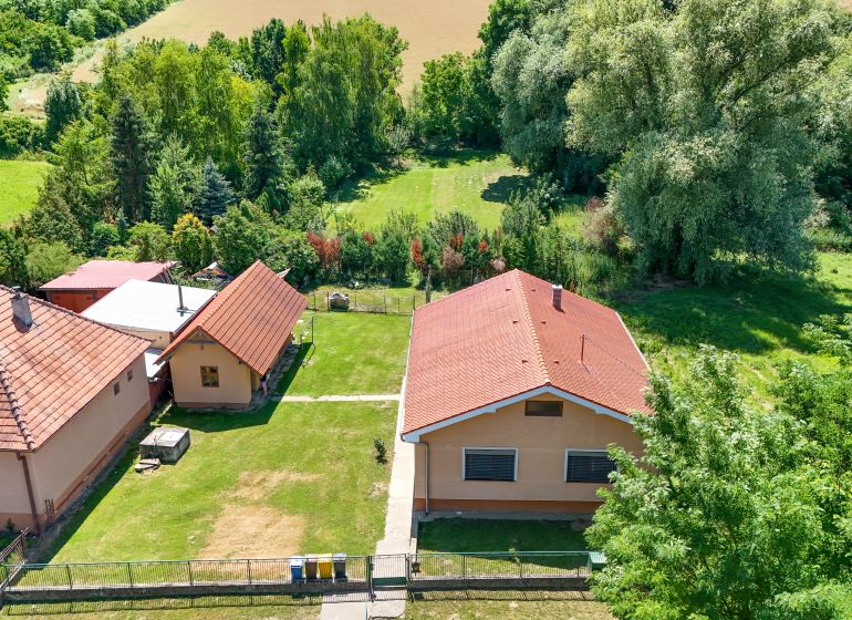 Rodinný dom s krásnym 18 á pozemkom ( stavebným) - Nové Sady  - Rodinný dom v Nových Sadoch s červenou strechou a zeleným záhradným prostredím.