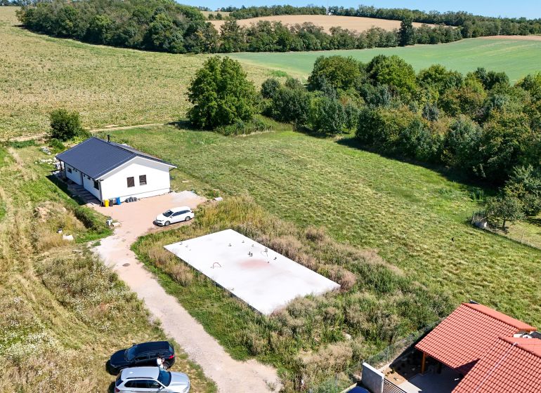Základová doska na  575 m2 pozemku - Čeľadice  - Dom a okolitá zeleň v Čeľadiciach určené pre pozemky - bývanie.