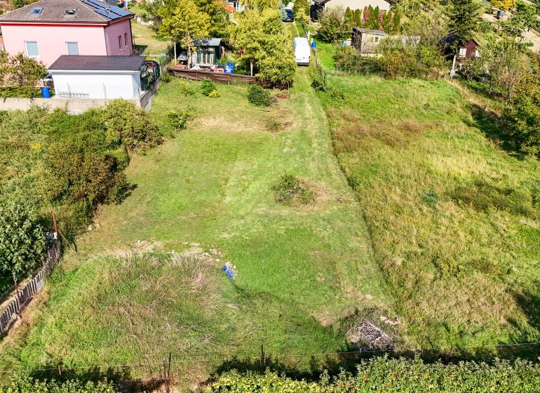 Stavebný pozemok so stavebným povolením - Janíkovce - 729 m2 - Pozemky - bývanie v Nitre na Hlavnej ulici, s veľkou trávnatou plochou a okolím.