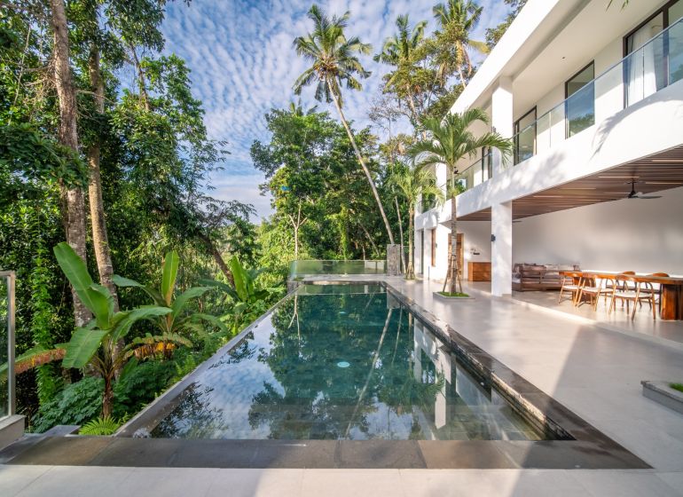 I Na predaj Luxusná vila „Tomma“ v Ubud, Bali - Vila na Bali s bazénom obklopená bujnou zeleňou a oddychovou zónou.