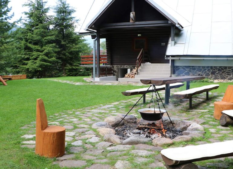 Chalupa Tále, okr.Brezno, pozemok 680m2,  - Zrubová chata na Táľoch v Brezne s ohniskom a drevenými lavičkami v rámci hotelov a penziónov.