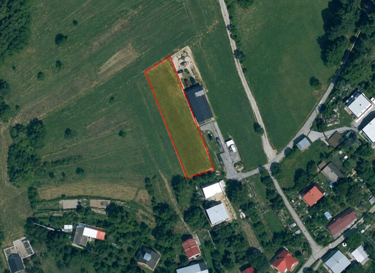 1.BCR | BUDÚCI STAVEBNÝ POZEMOK V OŠČADNICI, VÝBORNÁ INVESTÍCIA - Letecká snímka poľnohospodárskych a lesných pozemkov v Oščadnici s vyznačeným obrysom.