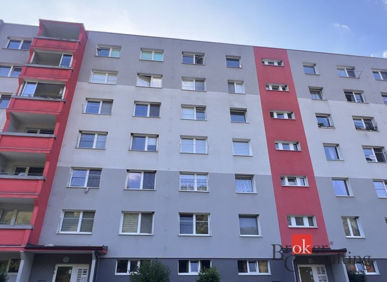 Príjemný 2-izbový byt na predaj – Utekáč - Šesťposchodový bytový dom v Utekáči s balkónmi a farebnými časťami fasády.