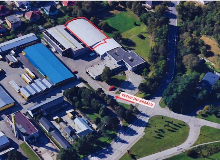 Skladová hala - Letecký pohľad na sklady a haly v Žiline obklopené zeleňou a budovami.