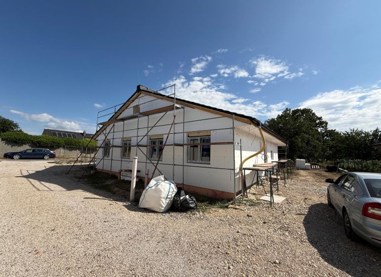 Posledný Voľný - Moderný 4-izbový rodinný dom s terasou a záhradou - Rodinný dom v rekonštrukcii na Orolskej ulici v Ivanke pri Nitre.