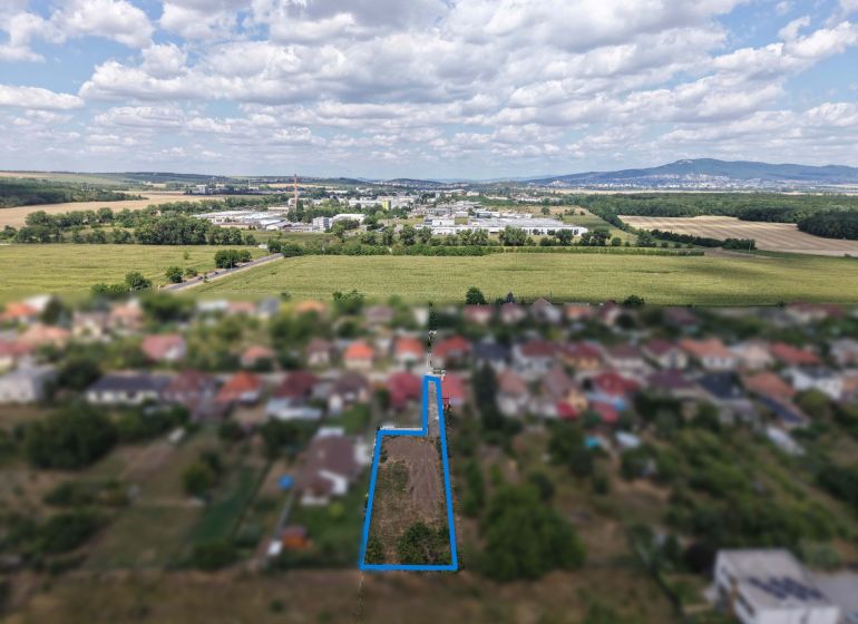 Stavebný pozemok 880 m² + prístupová cesta so sieťami Ivanka pri Nitre - Pozemok na bývanie na Myrtinej ulici v Ivanke pri Nitre s vidieckym prostredím.