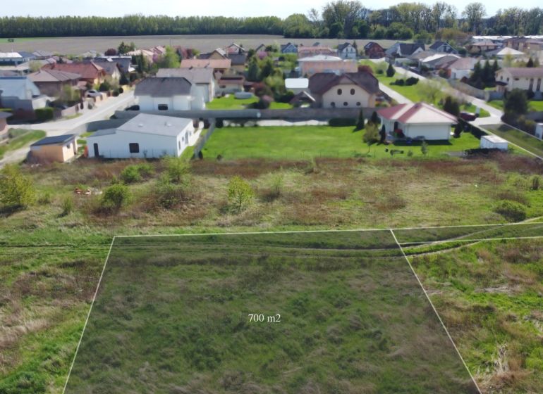 Stavebný pozemok v Bernolákove, Višňová ulica - Pozemok na ulici Višňová, ideálny pre bývanie, okolitá zástavba domov.