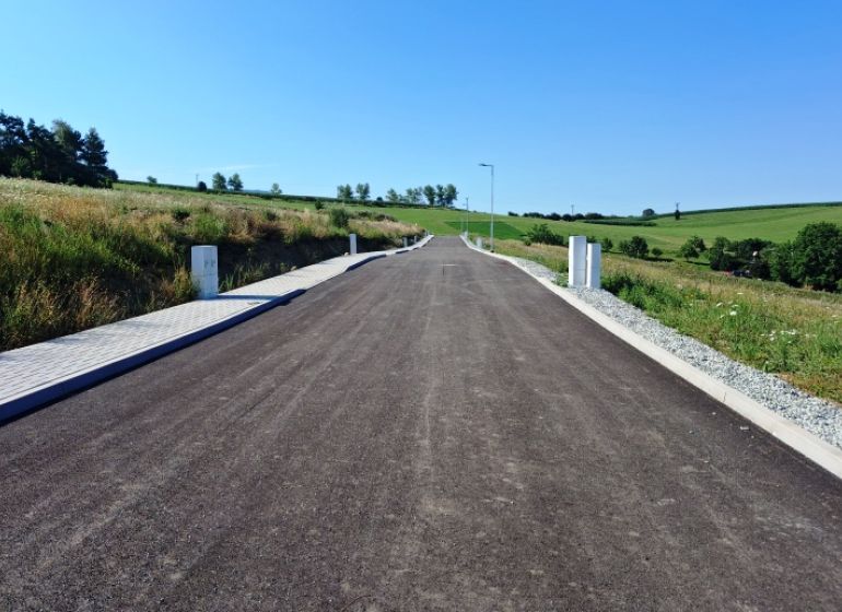 STAVEBNÉ POZEMKY s PANORAMATIICKÝM VÝHĽADOM  ZÁBORIE - Prázdna cesta medzi zelenými políami v Záborí, pozemky - bývanie.