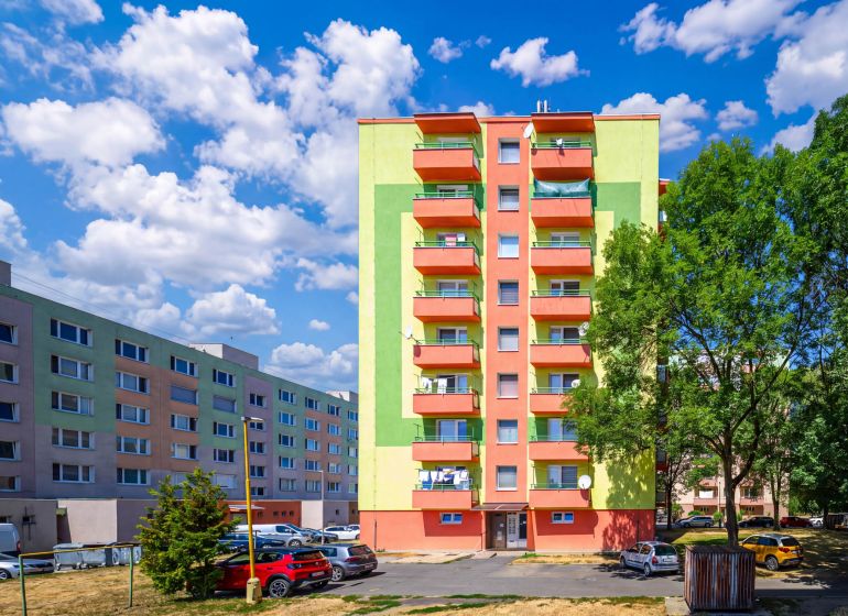 Priestranný 2-i byt s balkónom po kompletnej rekonštrukcii – Fiľakovo - Farebné bytové domy na Sládkovičovej ulici v Fiľakove s parkoviskom a zeleňou.