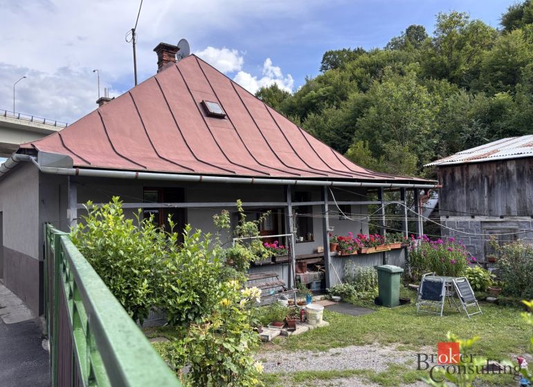 NA PREDAJ - Rodinný dom - Banská Bystrica - CENTRUM - Rodinný dom na Laskomerskej ulici v Banskej Bystrici s jednoduchou záhradou a terasou.