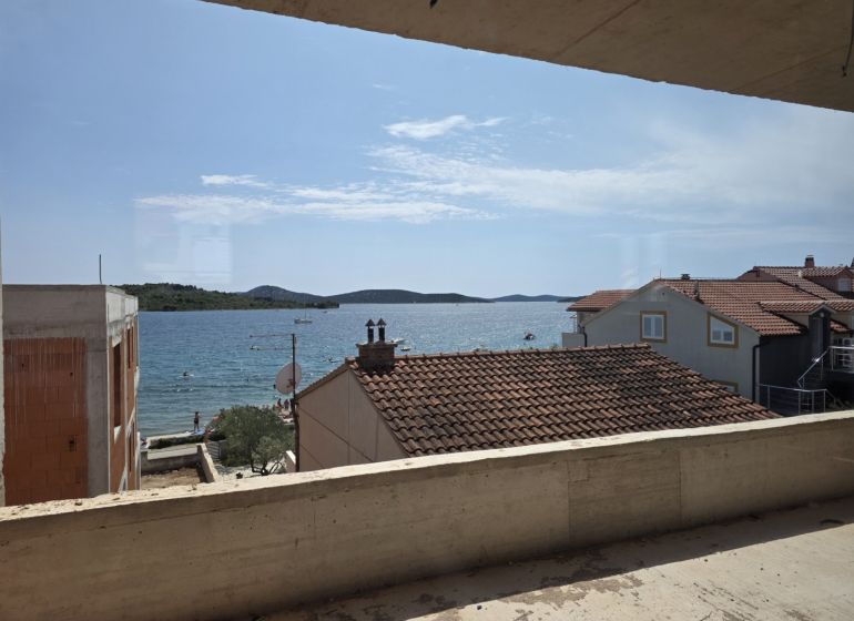 CHORVÁTSKO - Apartmány 2.rad od mora - SRIMA, VODICE - Výhľad z 3-izbového bytu v Srime na more a pláž pod žltým domom.