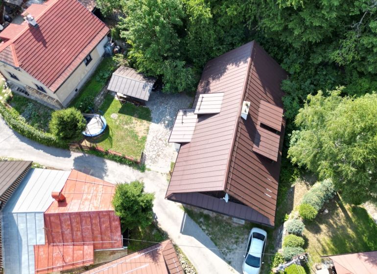 Predaj: Štýlová chalupa v srdci Španej Doliny miesto s atmosférou  - Letecký pohľad na chalupu v Španej Doline, Banská Bystrica, obklopenú zeleňou.