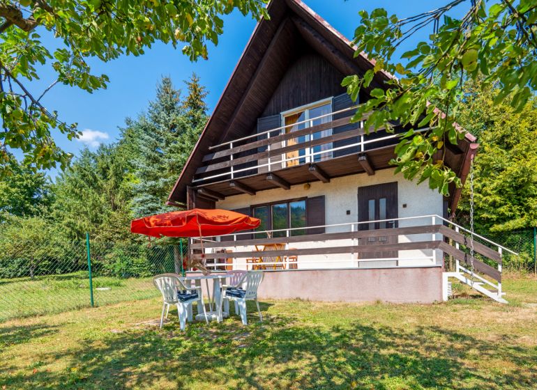 Rekreačná chata s krásnym pozemkom a potenciálom výstavby domu - Chata na Dubkovej v Lazoch pod Makytou s terasou a záhradným nábytkom.