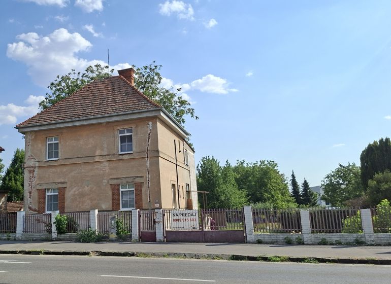 Dom na predaj Vráble, pozemok 1179 m2 - Rodinný dom na Levickej ulici vo Vrábľoch so starším tehlovým exteriérom.