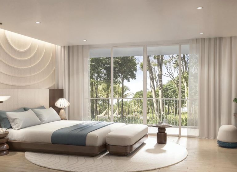 2 SPÁLŇOVÝ APARTMÁN THE CORAL KOH SAMUI - Svetlá spálňa v 2-izbovom byte s veľkými oknami a podlahou s dreveným dekorom.
