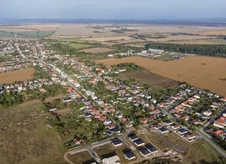 Križovany nad Dudváhom – 169 m2 ORNÁ pôda – PREDAJ - Letecký pohľad na poľnohospodárske a lesné pozemky v Križovanoch nad Dudváhom s dedinou.