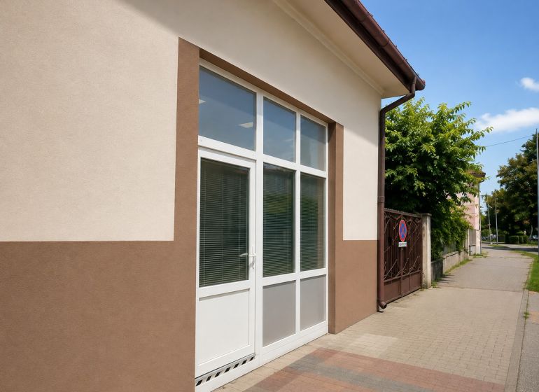 Obchodný priestor na prenájom priamo v centre Sládkovičova   - Obchodné priestory na Fučíkovej ulici v Sládkovičove s presklenými dverami.