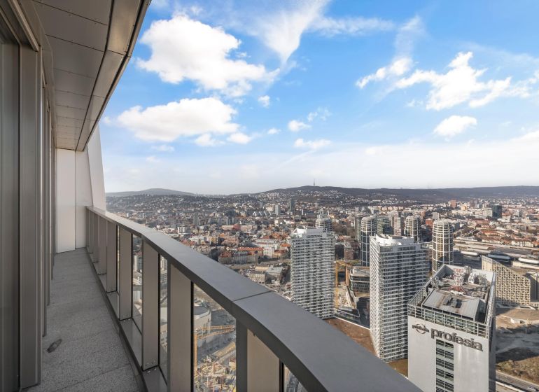 EUROVEA TOWER - Penthouse 4-izbový s výhľadom na downtown , 44.p - Výhľad z budovy na panorámu Bratislavy, zachytený z balkóna vo výške.
