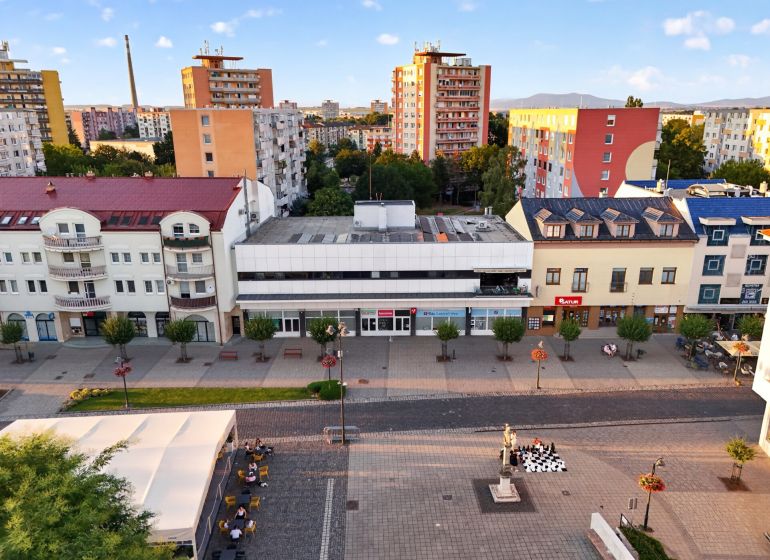 Obchodné priestory na námestí Topoľčany  PRENÁJOM - Pohľad na obchodné priestory na ulici M.R. Štefánika v Topoľčanoch.