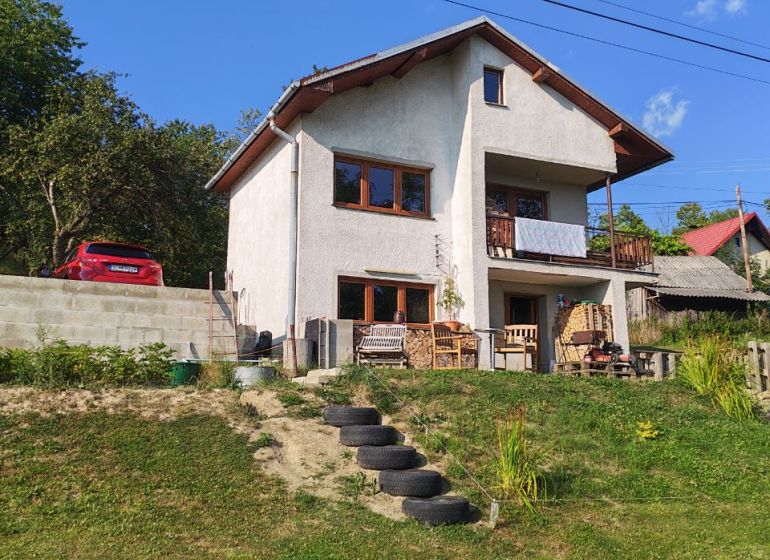 Rodinný dom po čiastočnej rekonštrukcii v Hriňovských Lazoch - Rodinný dom na ulici Pivnička 430 v Hriňovej na svahu, so schodmi z pneumatík.