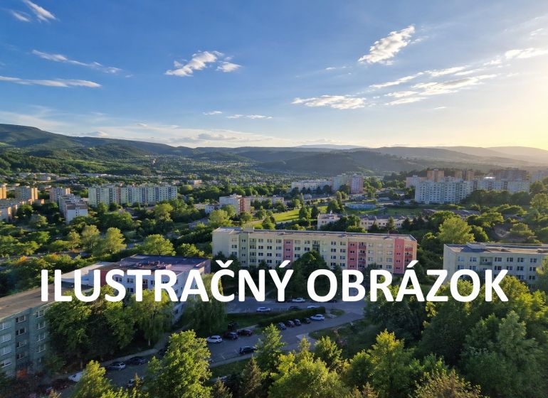 1-izbový byt po kompletnej rekonštrukcii so zasklenou loggiou - Pohľad na 1-izbový byt v Banskej Bystrici s panoramatickým výhľadom na okolie.