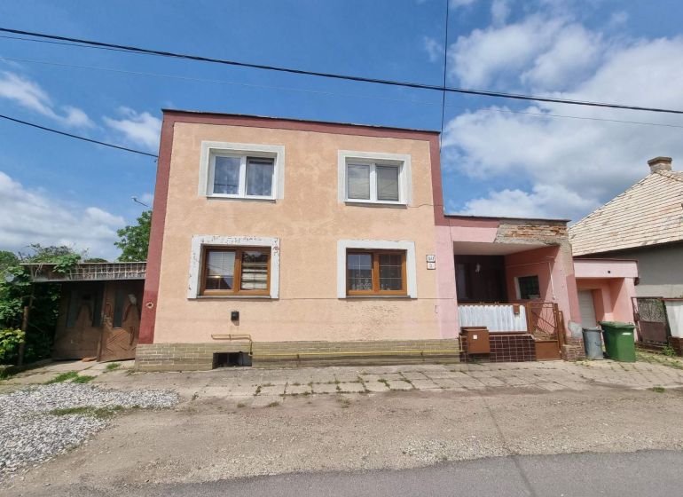 Dvojgeneračný rodinný dom s obrovským potenciálom v Šahách - Rodinný dom na Šípošovej ulici v Šahách s dvojposchodovou fasádou a garážou.