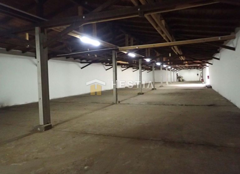 Hala na prenájom 600 m2 – priemyselná zóna - Rozsiahle výrobné priestory s dreveným stropom a betónovou podlahou.