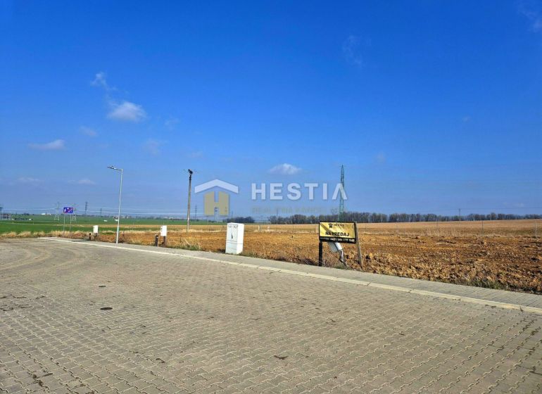 Stavebné pozemky 614 m² v novo-vybudovanej lokalite Hlboké - Pozemky - bývanie v Hlbokom, spevnená cesta, otvorená krajina, modrá obloha.