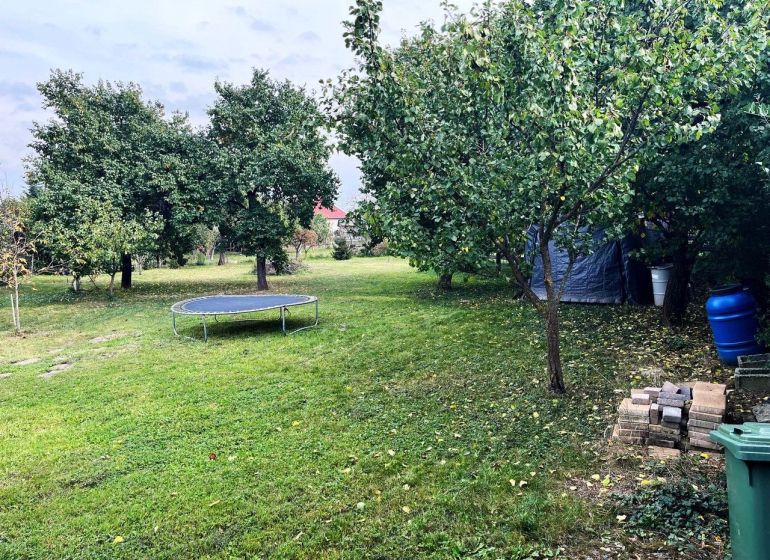Nádherný Pozemok v obci Jahodná. - Pozemky - bývanie v Jahodnej s trávnatou plochou, stromami a trampolínou v záhrade.