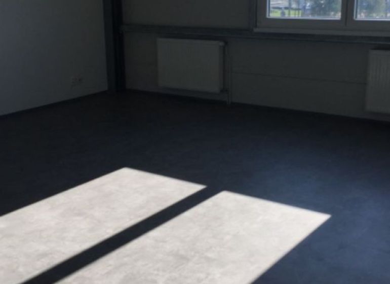 ☎️0917656551 - Prázdny priestor s veľkým oknom a radiátorom v Kanceláriách bez nábytku.