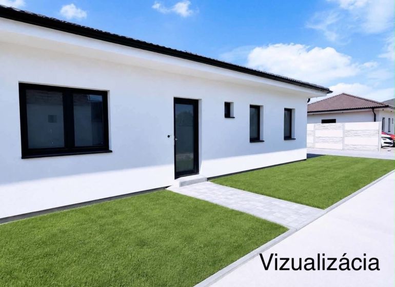 Už toto leto vo Vlastnom s tepelným čerpadlom v cene - Rodinný dom v Padáni na Padáňskej ulici s bielou fasádou a zeleným trávnikom.