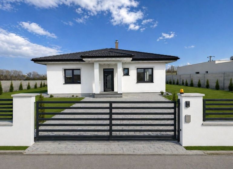 ‼️‼️znížená cena‼️‼️Awreal ponúka na predaj 4izbový bungalov v Hornom  - Rodinný dom v Hornom Bare so záhradou a bielou fasádou, obohnaný plotom.