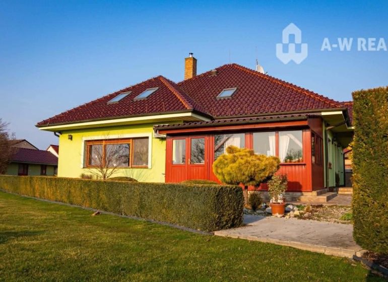 ☎️0918197701 Výnimočný, veľkometrážny 7-i rodinný dom s nádherným veľk - Rodinný dom v Dolnom Bare s červenou strechou, presklenou verandou a udržiavanou záhradou.