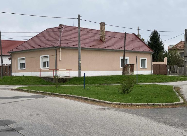 ☎️ 0918197701-NA PREDAJ  APARTMÁNOVÝ  DOM V KÚPEĽNOM MESTE  VO VEĽKOM  - Rodinný dom vo Veľkom Mederi s červenou strechou a jednoduchou fasádou.