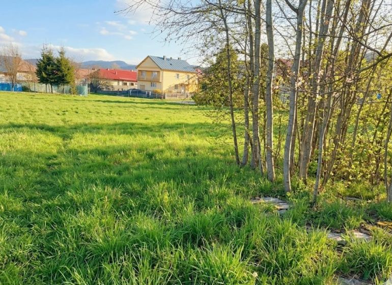 NA PREDAJ pekný pozemok na stavbu domu HROCHOŤ - Záhradný pozemok v Banskej Bystrici na bývanie, obklopený zeleňou a domami.