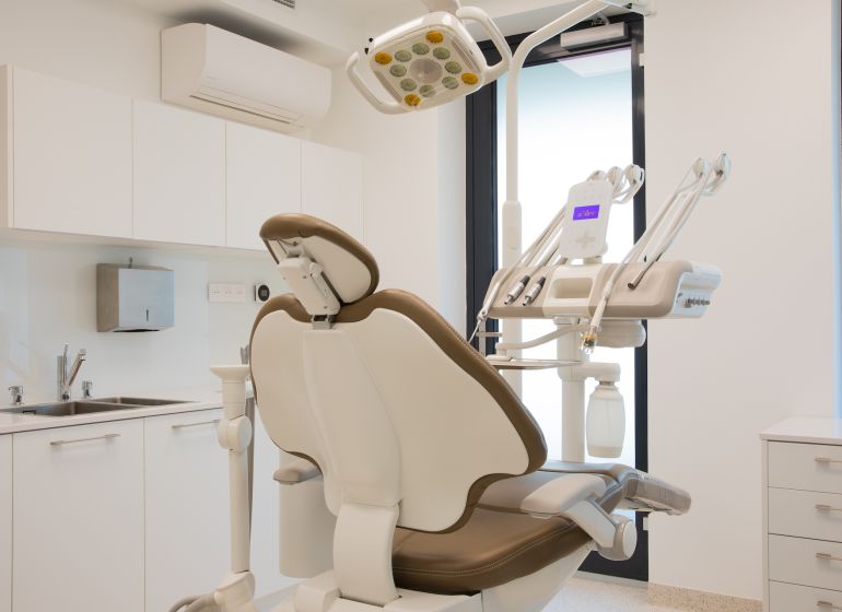 Kompletne zariadená zubná ambulancia, Záhorská Bystrica - Dentálna ordinácia so zubárskym kreslom a moderným vybavením v obchodných priestoroch.