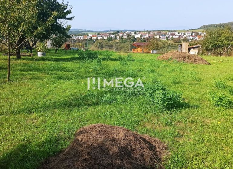 Na predaj krásny pozemok na výstavbu RD v meste Humenné, exkluzívne! - Zeleň a stromy na pozemkoch určených pre bývanie v Humennom.