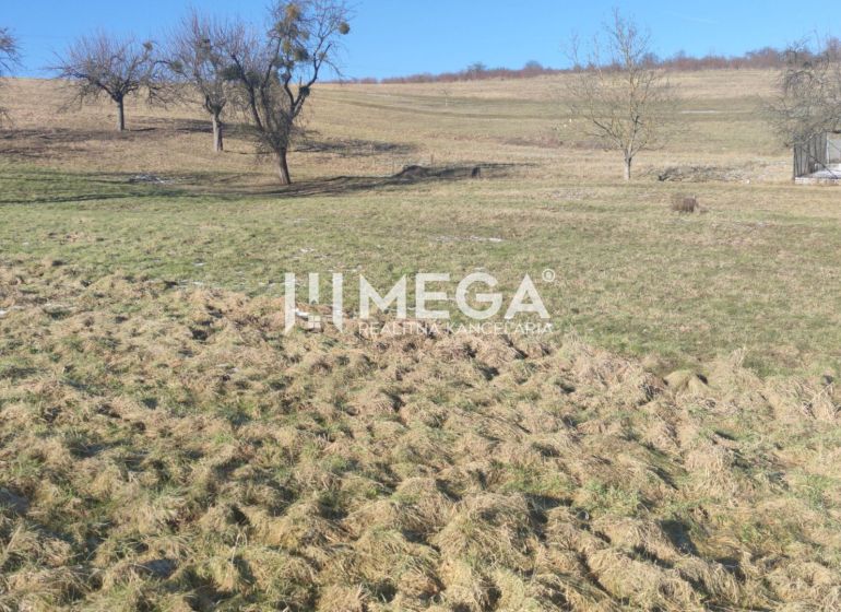 NA PREDAJ pozemok v Humennom - Trávnatý pozemok na Brestovskej ulici v Humennom vhodný pre výstavbu bývania.