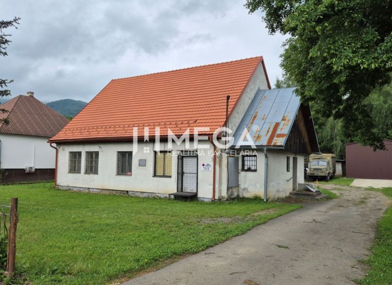 Predaj budovy v obci Zboj - Obchodné priestory v Zboji s trávnatým dvorom a starším prízemným domom.