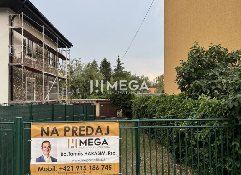 Na predaj garáž s pozemkom na sidl. IIA v meste Humenné - Na ulici Osloboditeľov v Humennom sa nachádzajú garáže na predaj.
