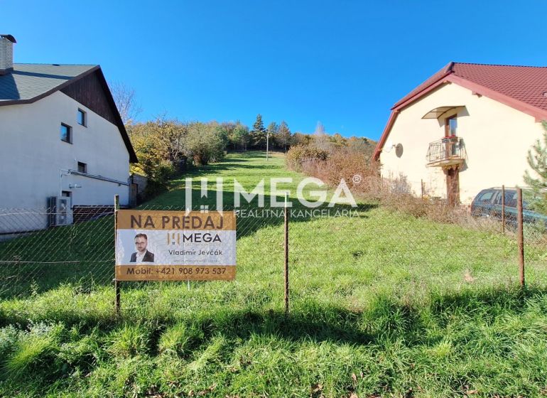 NA PREDAJ stavebný pozemok v obci Brestov - Domy na predaj v Brestove na Paladzinskej, obklopené zeleňou a trávnikom, Pozemky - bývanie.