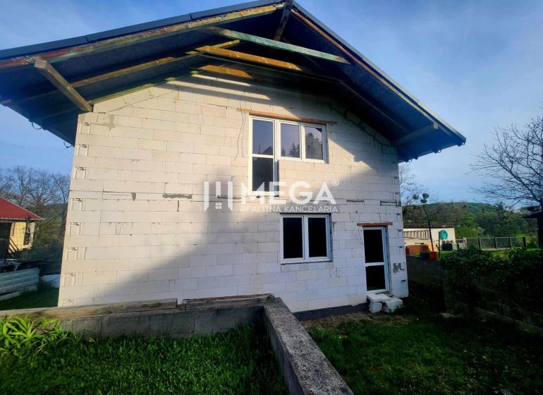 Na predaj uzavretá hrubá stavba RD, Svinica, Košice - okolie - Rodinný dom v Svinici na ulici Svinica so záhradou a jednoduchou fasádou.