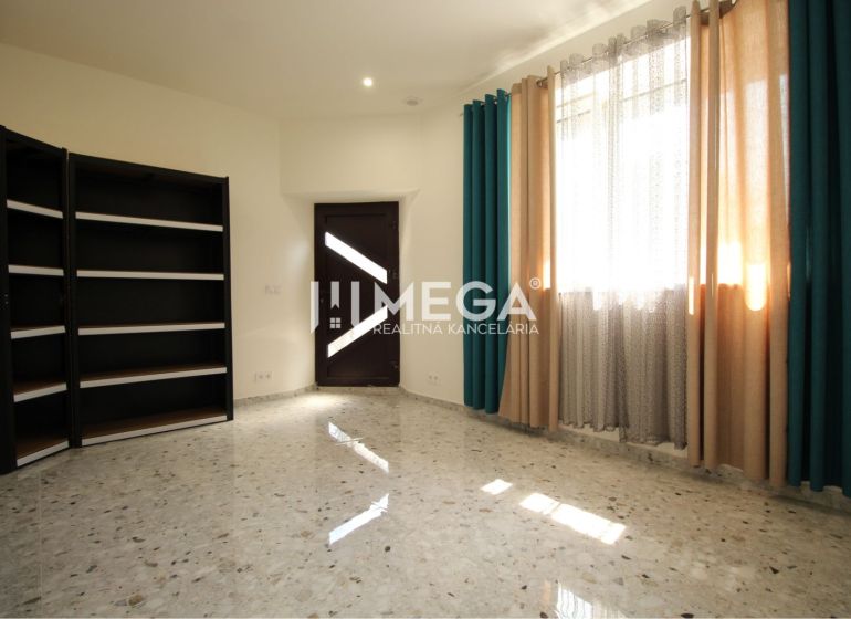 NA PRENÁJOM: Kancelárske priestory + 3-izbový apartmán – Košice - Interiér budovy s knižnicami, svetlými závesmi a dverami v miestnosti.
