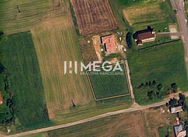 NA PREDAJ: Priestranný pozemok 2126 m² obec Víťazovce – ideálny na výs - Satelitný pohľad na pozemky na bývanie v obci Víťazovce, obklopené zeleňou a budovami.